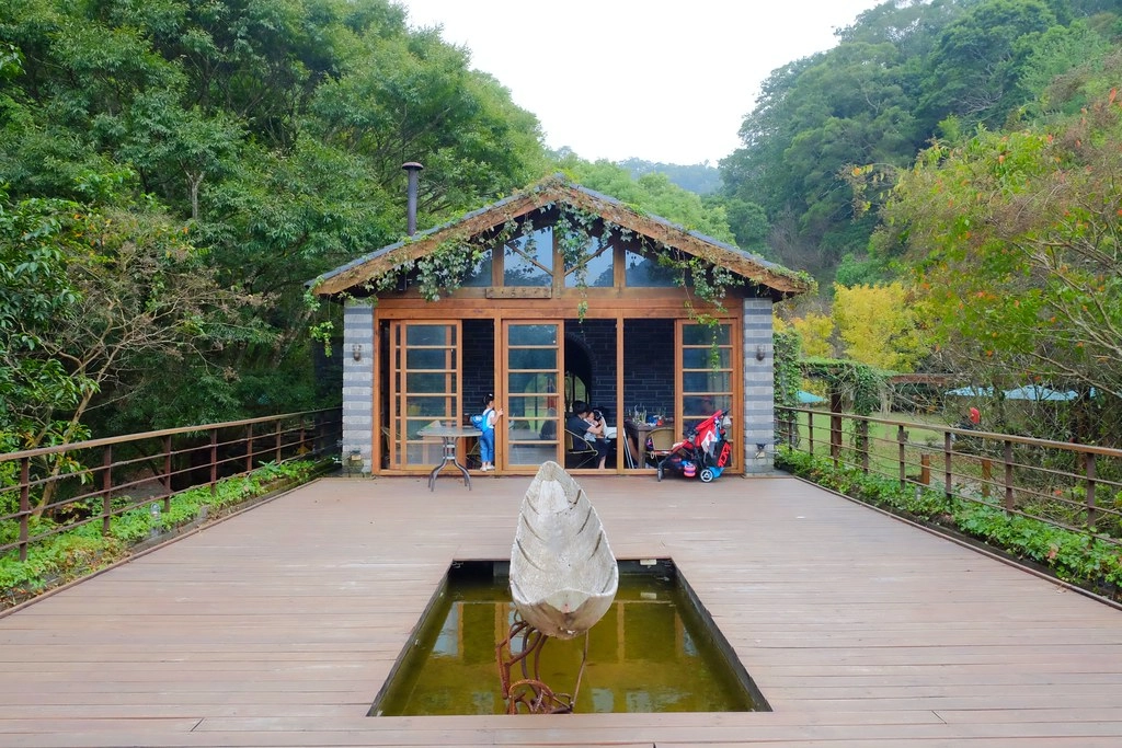 苗栗三義｜綠葉方舟，隱身於山林裡的森林系餐廳，大片草池湖畔美景超療癒 @飛天璇的口袋