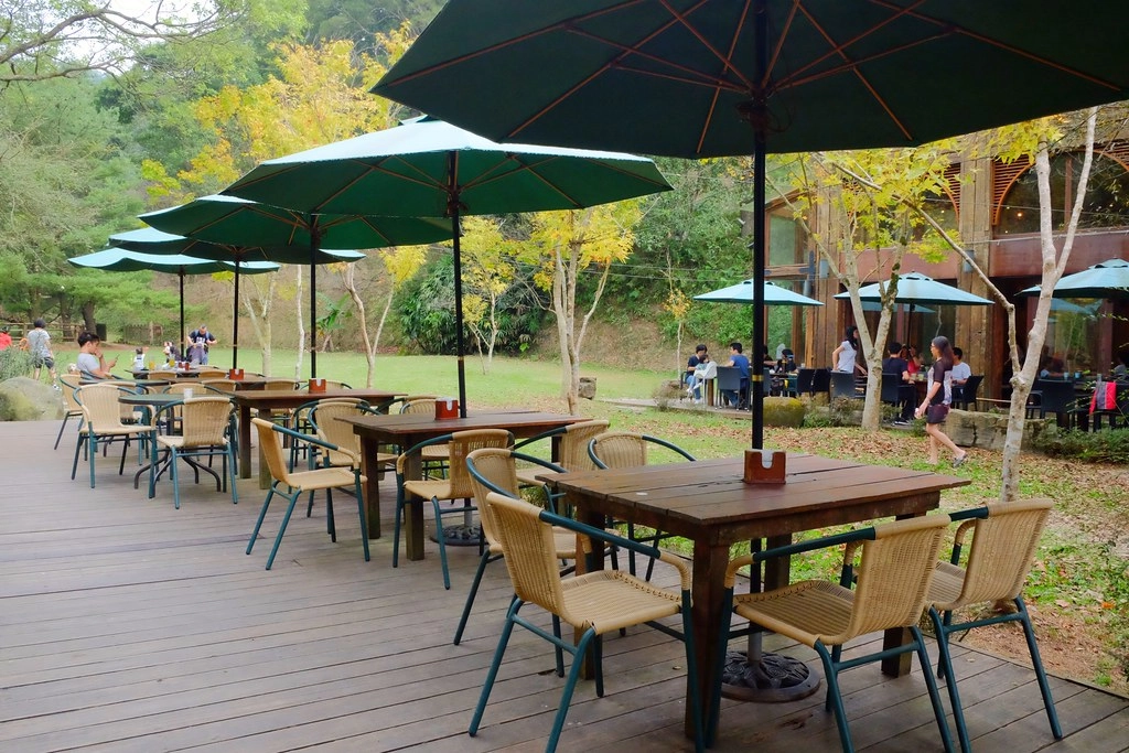 苗栗三義｜綠葉方舟，隱身於山林裡的森林系餐廳，大片草池湖畔美景超療癒 @飛天璇的口袋