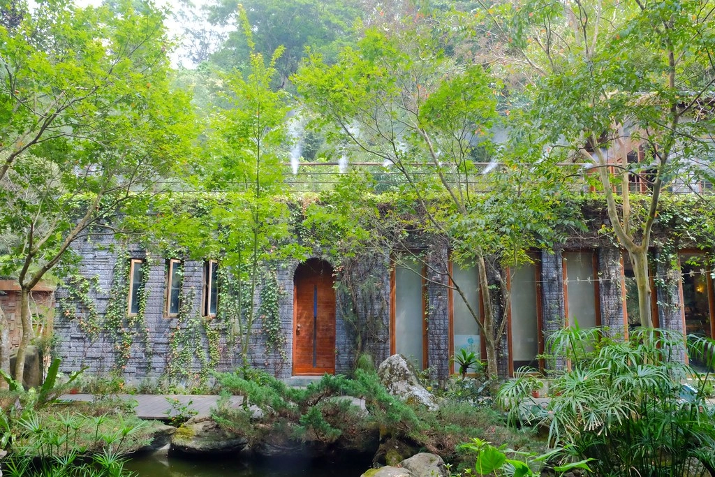 苗栗三義｜綠葉方舟，隱身於山林裡的森林系餐廳，大片草池湖畔美景超療癒 @飛天璇的口袋