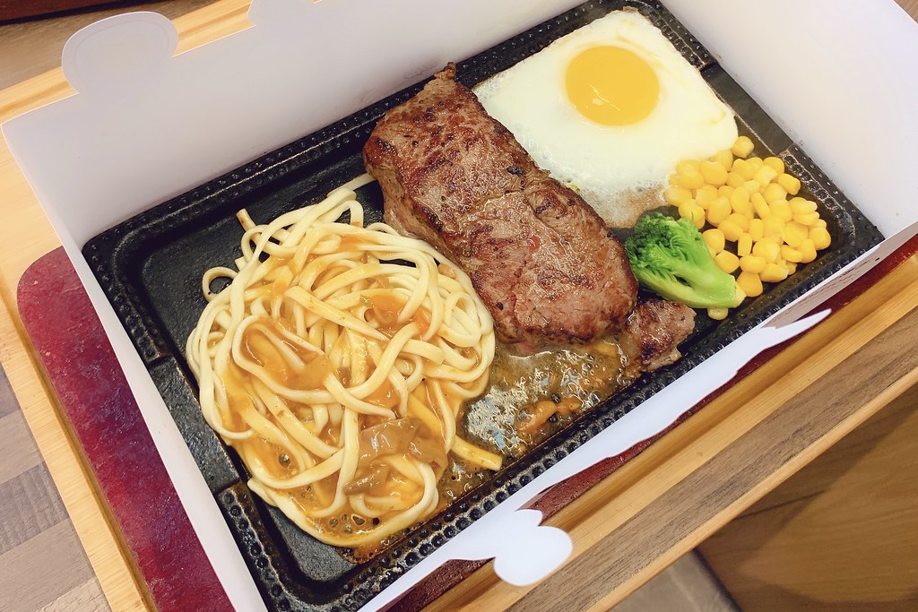 鐵火牛排┃樂軒旗下新品牌~平價鐵板牛排進駐新光三越，湯品飲料白飯甜點無限供應，還有台中名產東泉辣椒 @飛天璇的口袋