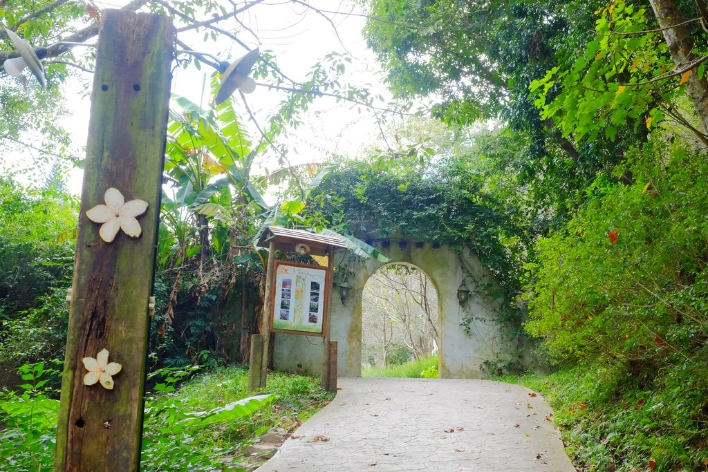 苗栗三義｜綠葉方舟，隱身於山林裡的森林系餐廳，大片草池湖畔美景超療癒 @飛天璇的口袋