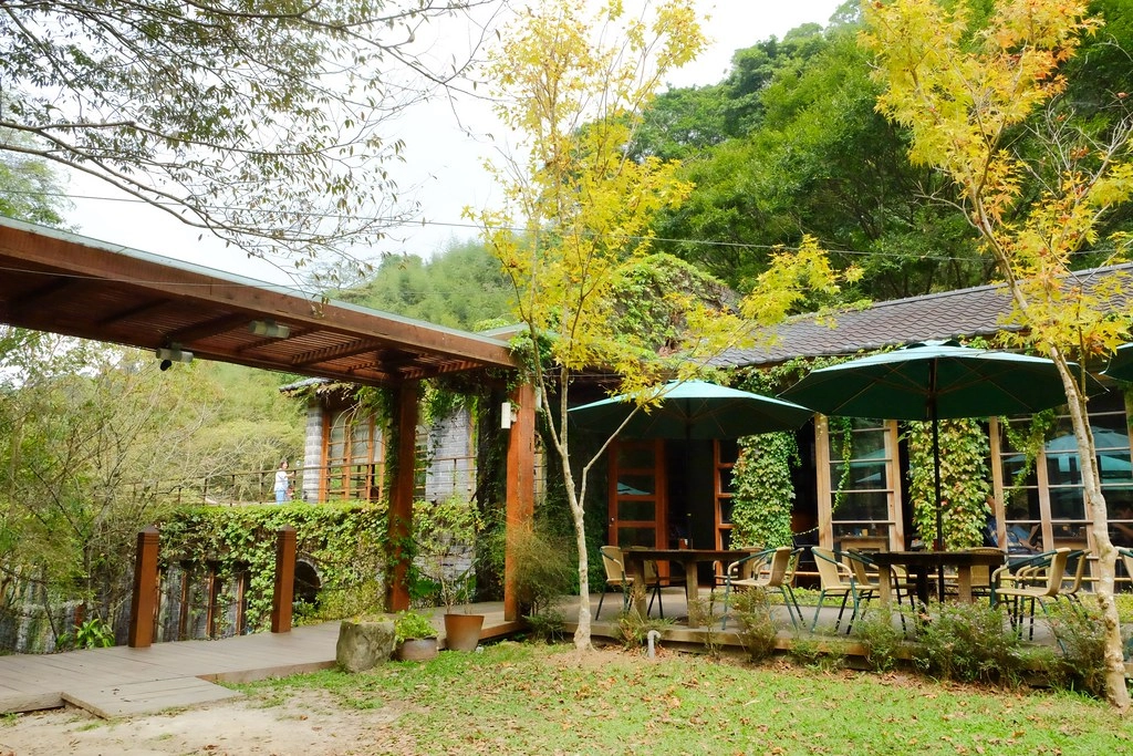 苗栗三義｜綠葉方舟，隱身於山林裡的森林系餐廳，大片草池湖畔美景超療癒 @飛天璇的口袋
