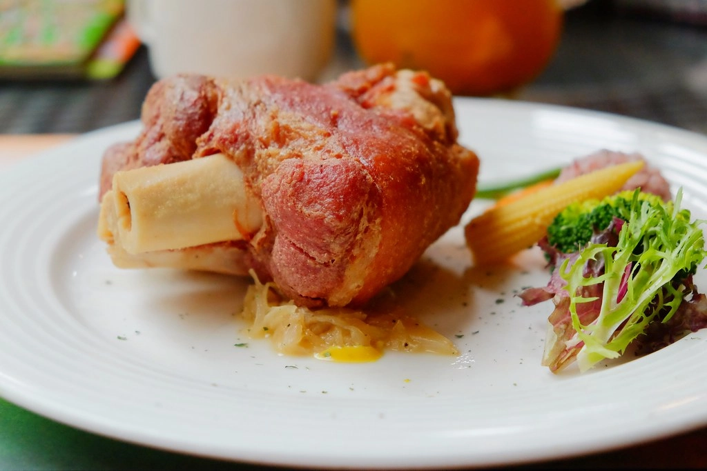 苗栗三義｜綠葉方舟，隱身於山林裡的森林系餐廳，大片草池湖畔美景超療癒 @飛天璇的口袋