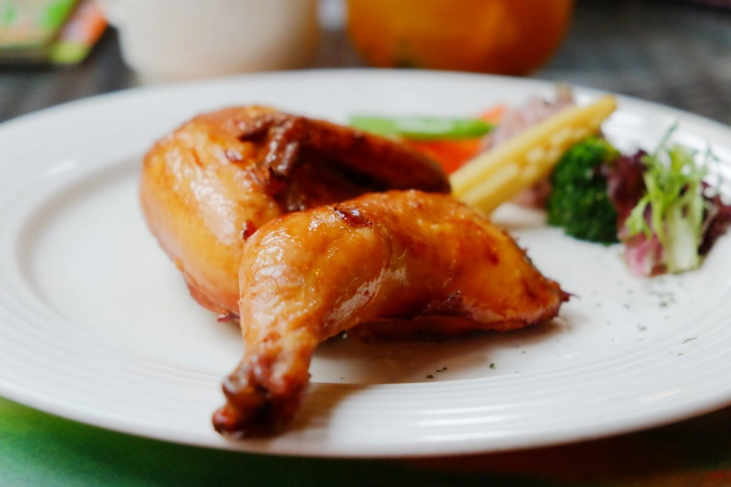 苗栗三義｜綠葉方舟，隱身於山林裡的森林系餐廳，大片草池湖畔美景超療癒 @飛天璇的口袋