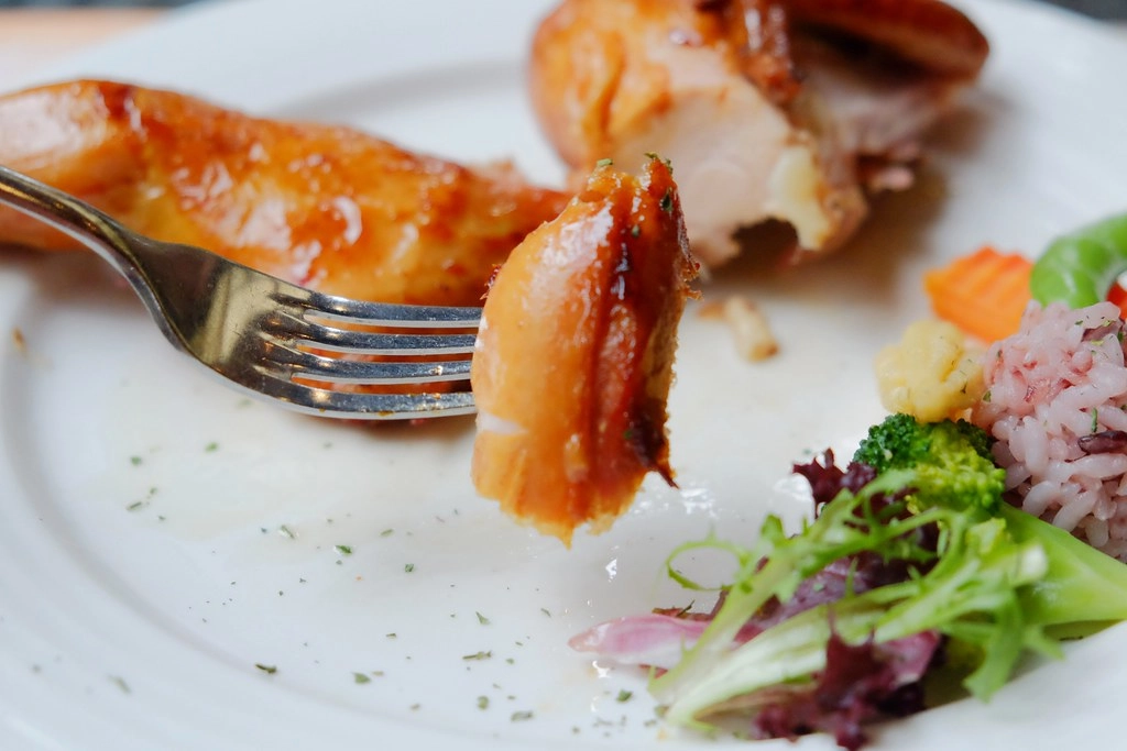 苗栗三義｜綠葉方舟，隱身於山林裡的森林系餐廳，大片草池湖畔美景超療癒 @飛天璇的口袋