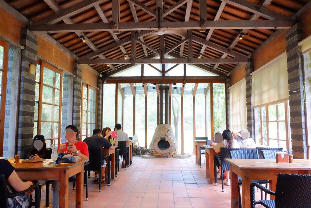 苗栗三義｜綠葉方舟，隱身於山林裡的森林系餐廳，大片草池湖畔美景超療癒 @飛天璇的口袋