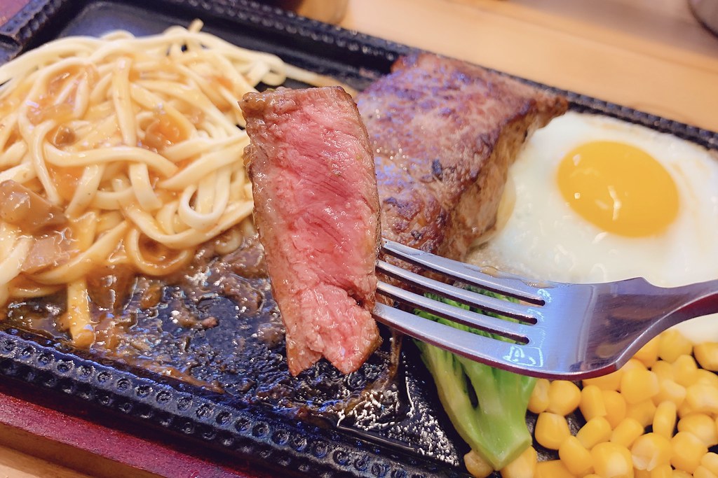 鐵火牛排┃樂軒旗下新品牌~平價鐵板牛排進駐新光三越，湯品飲料白飯甜點無限供應，還有台中名產東泉辣椒 @飛天璇的口袋