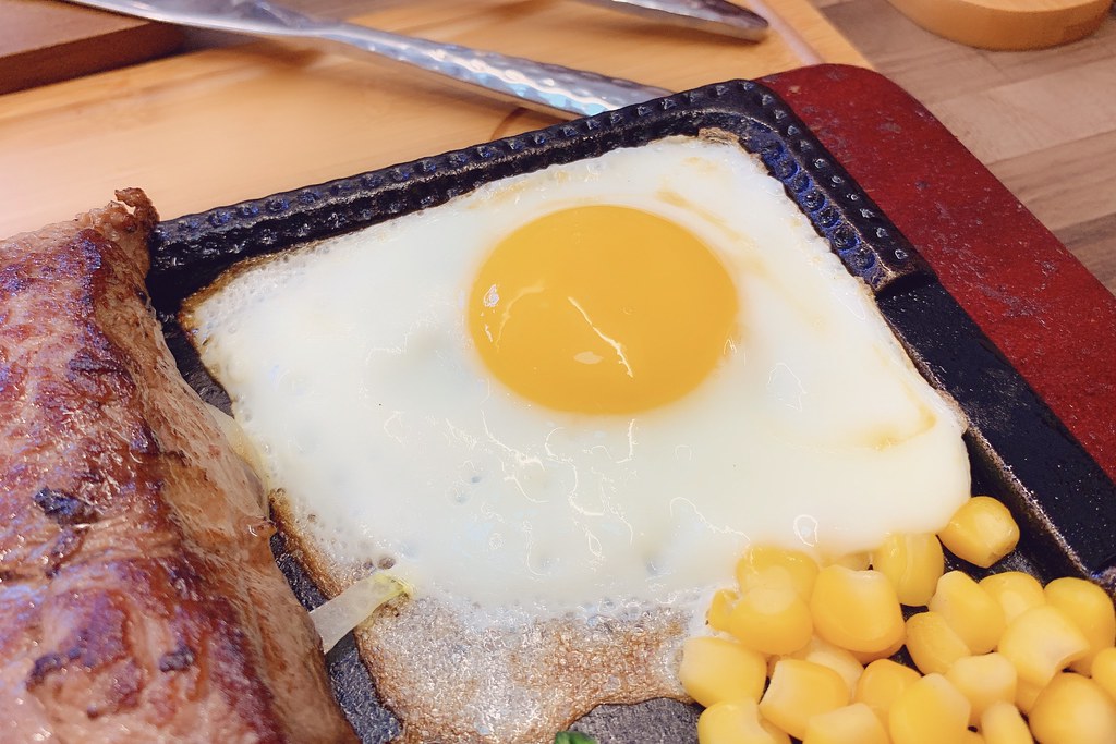 鐵火牛排┃樂軒旗下新品牌~平價鐵板牛排進駐新光三越，湯品飲料白飯甜點無限供應，還有台中名產東泉辣椒 @飛天璇的口袋