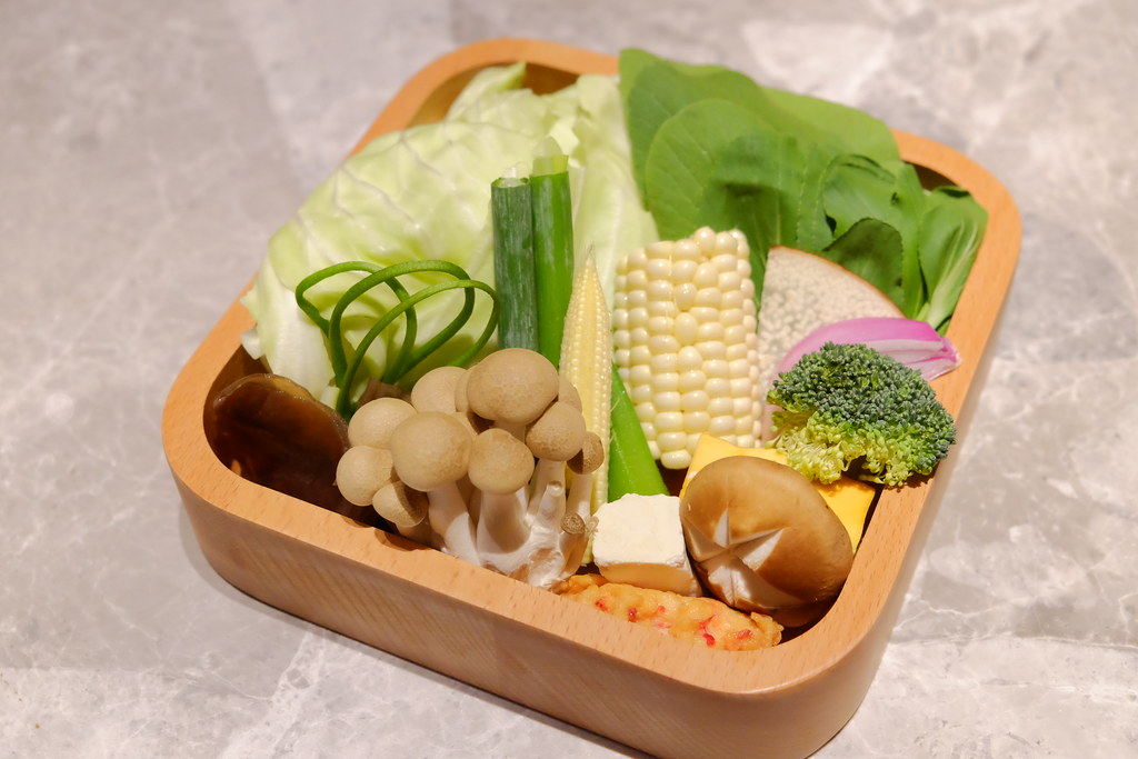 月暮藏涮涮鍋┃台中西屯：最浮誇的小火鍋店，$499元起單人套餐，餐點好吃環境好拍 @飛天璇的口袋