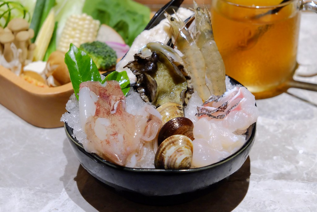 月暮藏涮涮鍋┃台中西屯：最浮誇的小火鍋店，$499元起單人套餐，餐點好吃環境好拍 @飛天璇的口袋