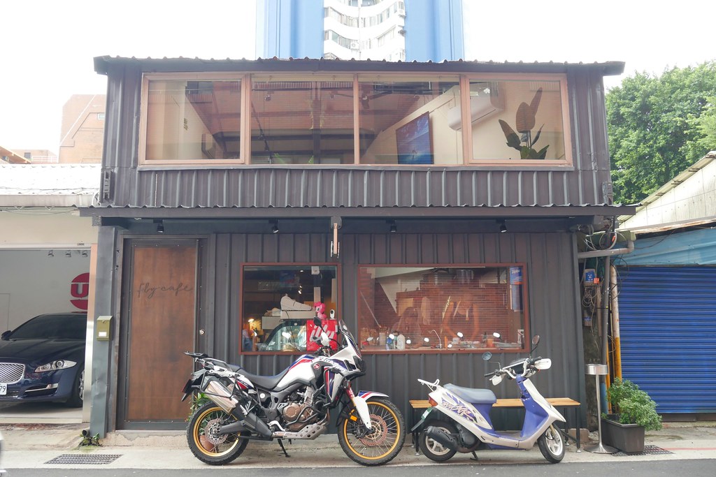 台北大安｜Fly Cafe，眾多朋友推薦第一名的蒼蠅哥肉桂捲，西西里咖啡也是人氣必點 @飛天璇的口袋