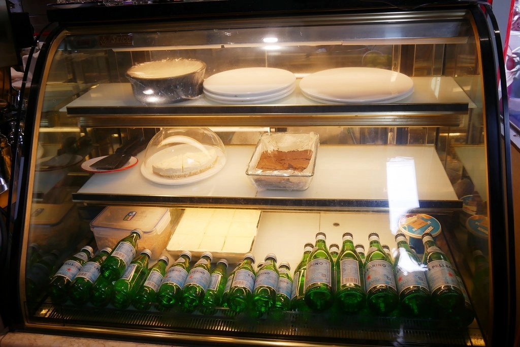 台北大安｜Fly Cafe，眾多朋友推薦第一名的蒼蠅哥肉桂捲，西西里咖啡也是人氣必點 @飛天璇的口袋