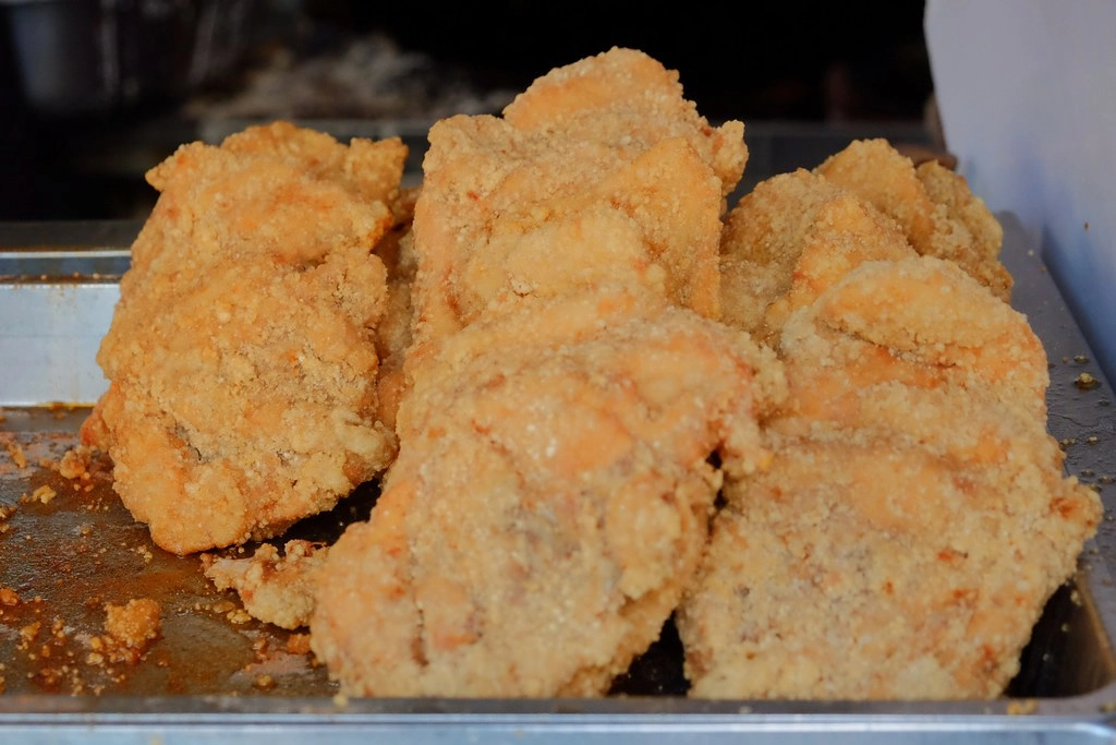 苗栗一日遊｜苗栗借問站｜苑裡秒殺炸雞 – 垂坤伴手禮 – 東里家風 – 三義木雕博物館 – 彭城堂 – 山板樵休閒農場 @飛天璇的口袋