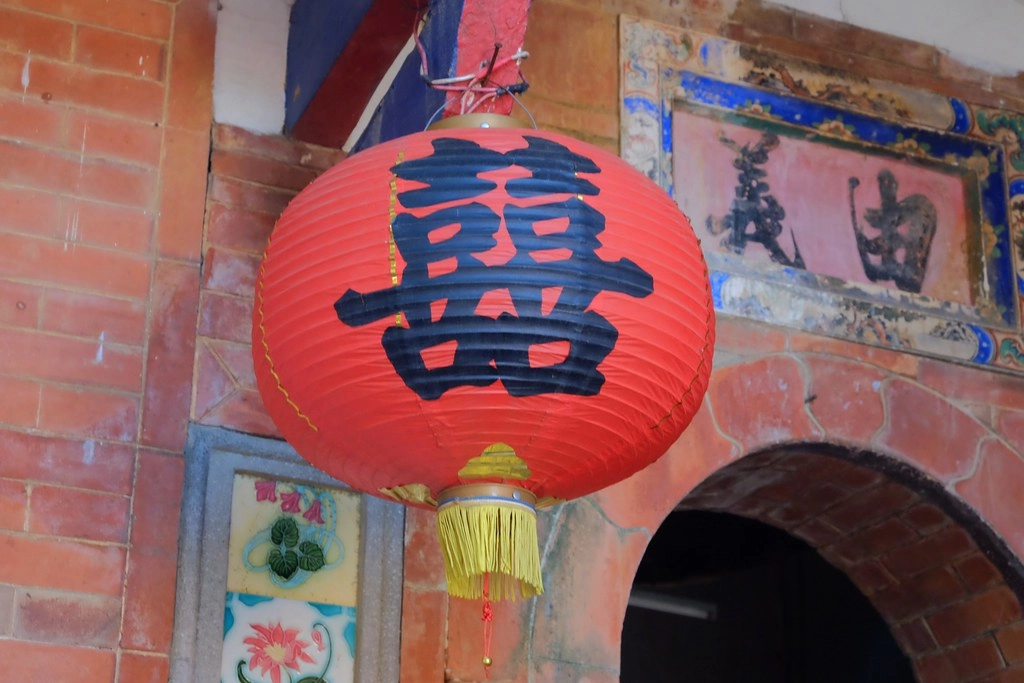 苗栗一日遊｜苗栗借問站｜苑裡秒殺炸雞 – 垂坤伴手禮 – 東里家風 – 三義木雕博物館 – 彭城堂 – 山板樵休閒農場 @飛天璇的口袋