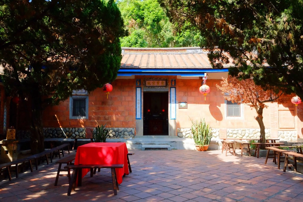 苗栗一日遊｜苗栗借問站｜苑裡秒殺炸雞 – 垂坤伴手禮 – 東里家風 – 三義木雕博物館 – 彭城堂 – 山板樵休閒農場 @飛天璇的口袋