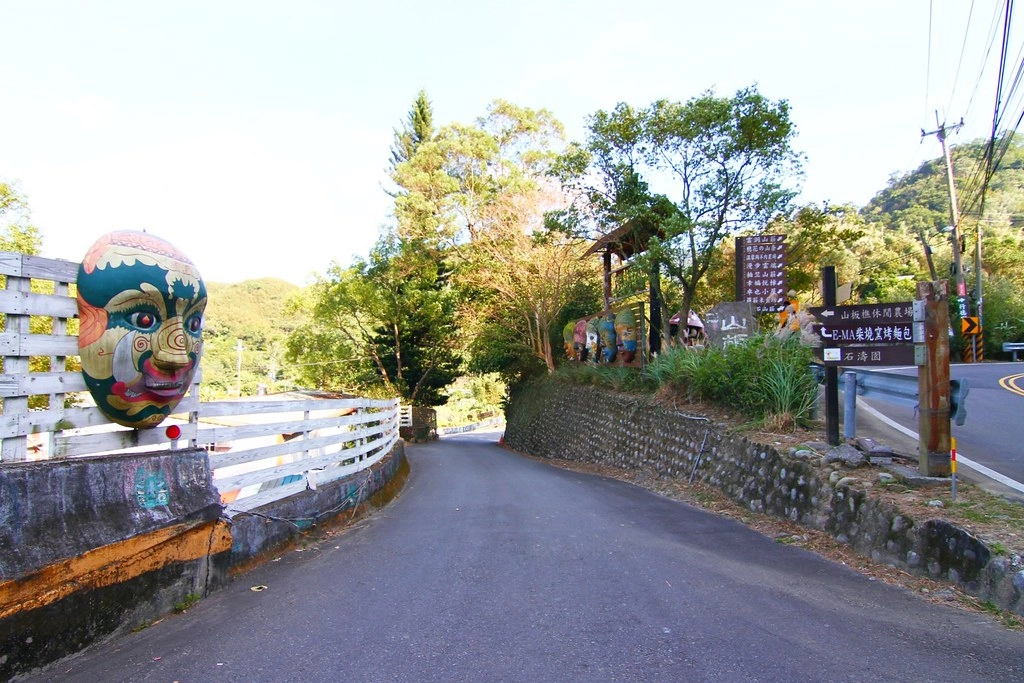 苗栗一日遊｜苗栗借問站｜苑裡秒殺炸雞 – 垂坤伴手禮 – 東里家風 – 三義木雕博物館 – 彭城堂 – 山板樵休閒農場 @飛天璇的口袋