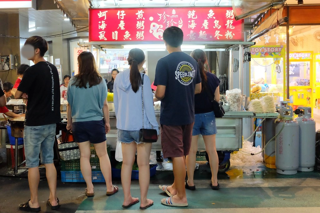 嘉義東區｜珍珍蚵仔煎海產粥．文化夜市的傳奇宵夜美食，虱目魚肚、海產粥、鍋燒意麵都好吃 @飛天璇的口袋