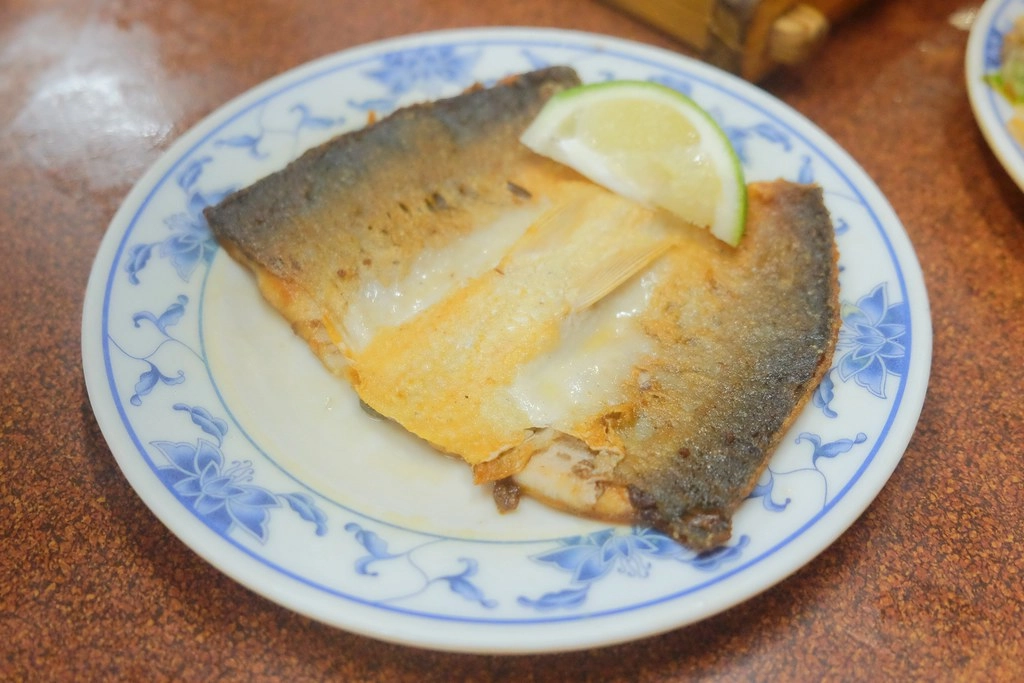 嘉義東區｜珍珍蚵仔煎海產粥．文化夜市的傳奇宵夜美食，虱目魚肚、海產粥、鍋燒意麵都好吃 @飛天璇的口袋