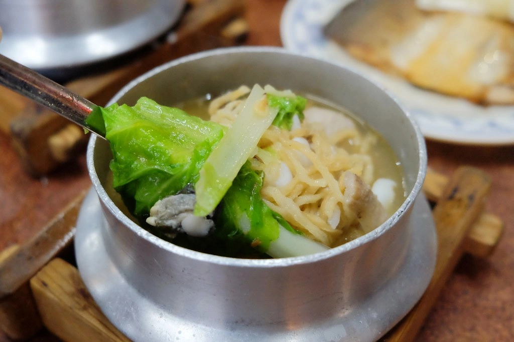 嘉義東區｜珍珍蚵仔煎海產粥．文化夜市的傳奇宵夜美食，虱目魚肚、海產粥、鍋燒意麵都好吃 @飛天璇的口袋