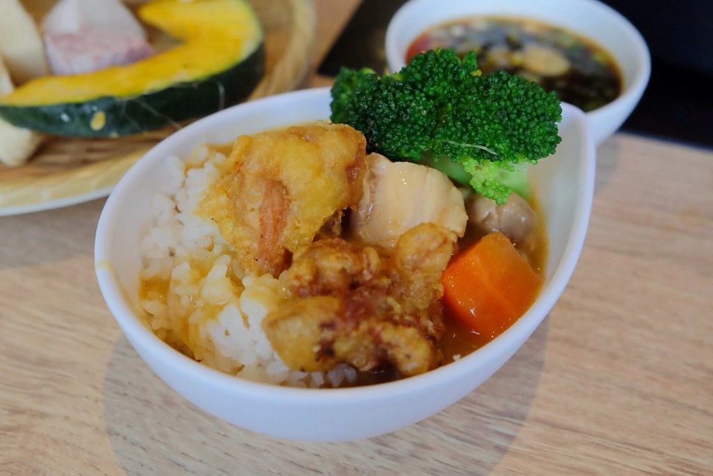 牛比蔥壽喜燒崇德店｜松竹路439元火鍋壽喜燒吃到飽，特選美國牛、澳洲牛，還有多種當季蔬菜吧檯 @飛天璇的口袋