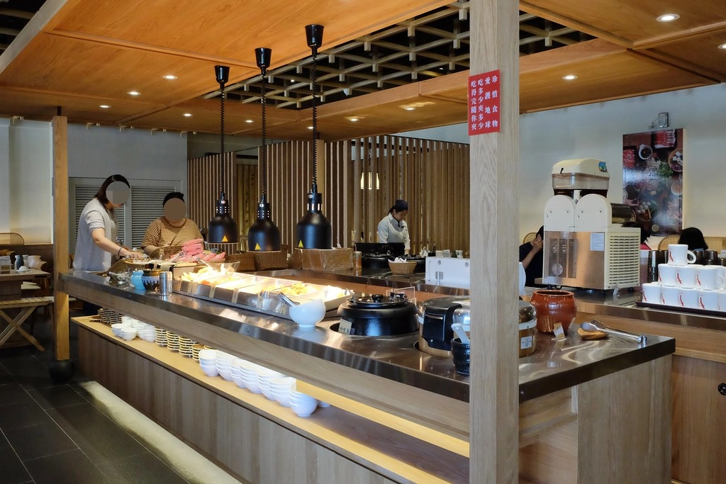 牛比蔥壽喜燒崇德店｜松竹路439元火鍋壽喜燒吃到飽，特選美國牛、澳洲牛，還有多種當季蔬菜吧檯 @飛天璇的口袋