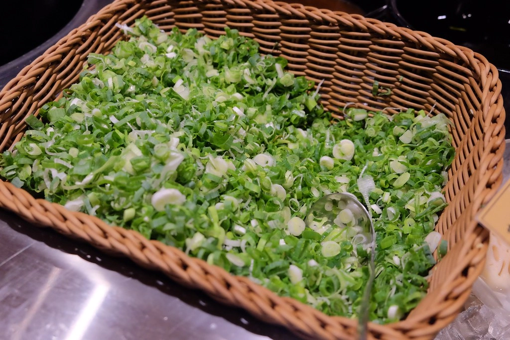 牛比蔥壽喜燒崇德店｜松竹路439元火鍋壽喜燒吃到飽，特選美國牛、澳洲牛，還有多種當季蔬菜吧檯 @飛天璇的口袋