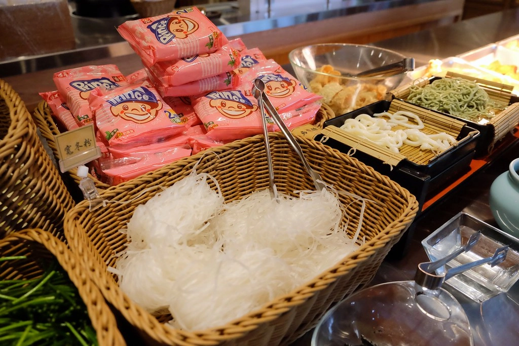 牛比蔥壽喜燒崇德店｜松竹路439元火鍋壽喜燒吃到飽，特選美國牛、澳洲牛，還有多種當季蔬菜吧檯 @飛天璇的口袋