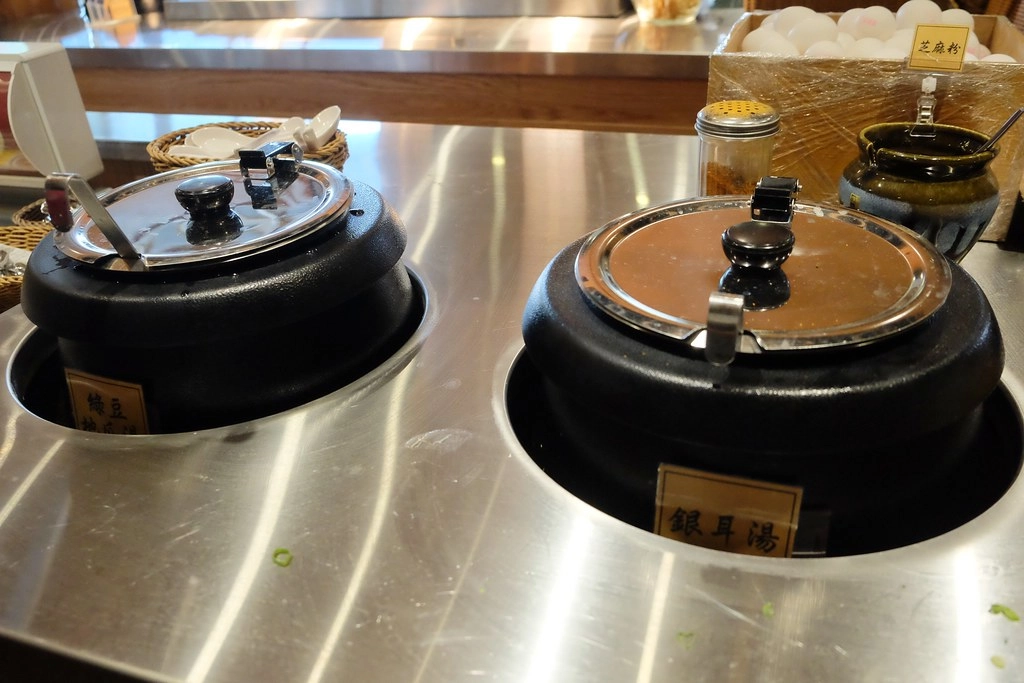 牛比蔥壽喜燒崇德店｜松竹路439元火鍋壽喜燒吃到飽，特選美國牛、澳洲牛，還有多種當季蔬菜吧檯 @飛天璇的口袋