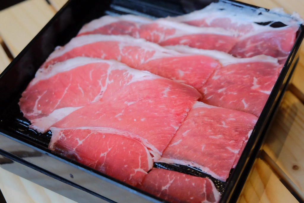 牛比蔥壽喜燒崇德店｜松竹路439元火鍋壽喜燒吃到飽，特選美國牛、澳洲牛，還有多種當季蔬菜吧檯 @飛天璇的口袋