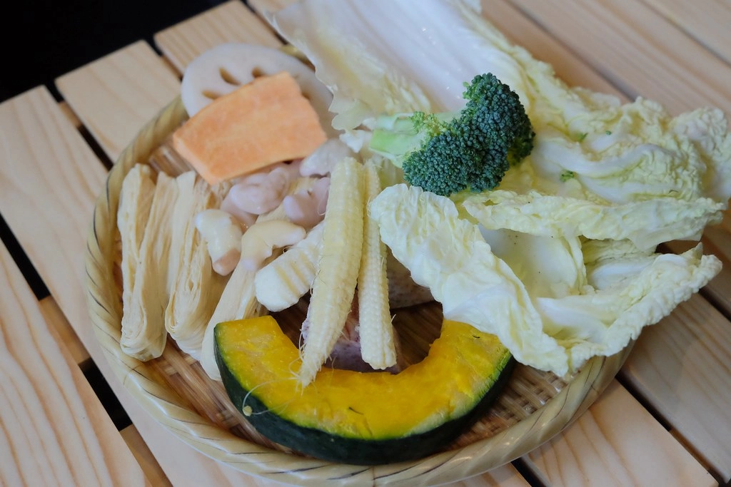 牛比蔥壽喜燒崇德店｜松竹路439元火鍋壽喜燒吃到飽，特選美國牛、澳洲牛，還有多種當季蔬菜吧檯 @飛天璇的口袋