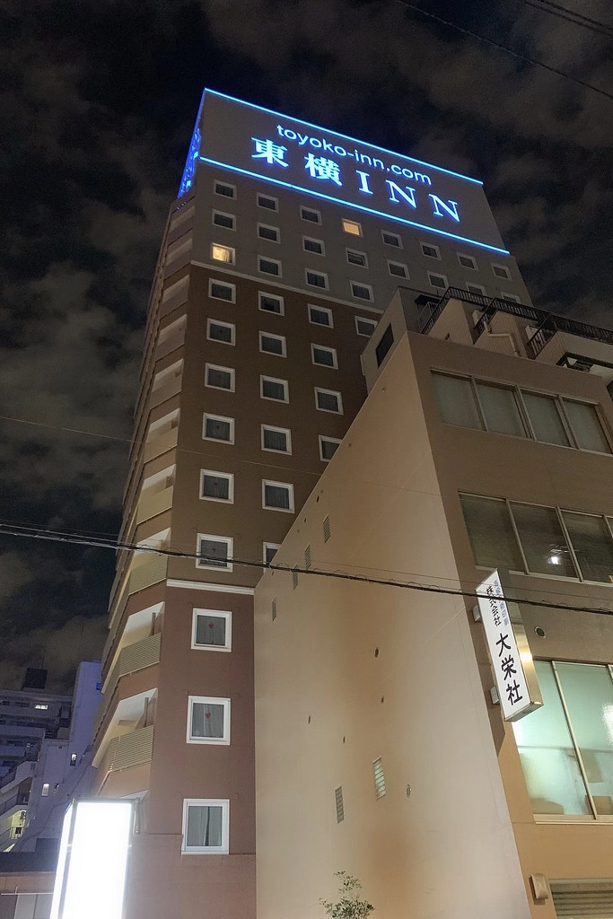 日本東京｜東橫INN新宿御苑前站3號出口．新宿御苑前站3號出口步行3分鐘，附近Lawson、7-11和全家便利商店 @飛天璇的口袋