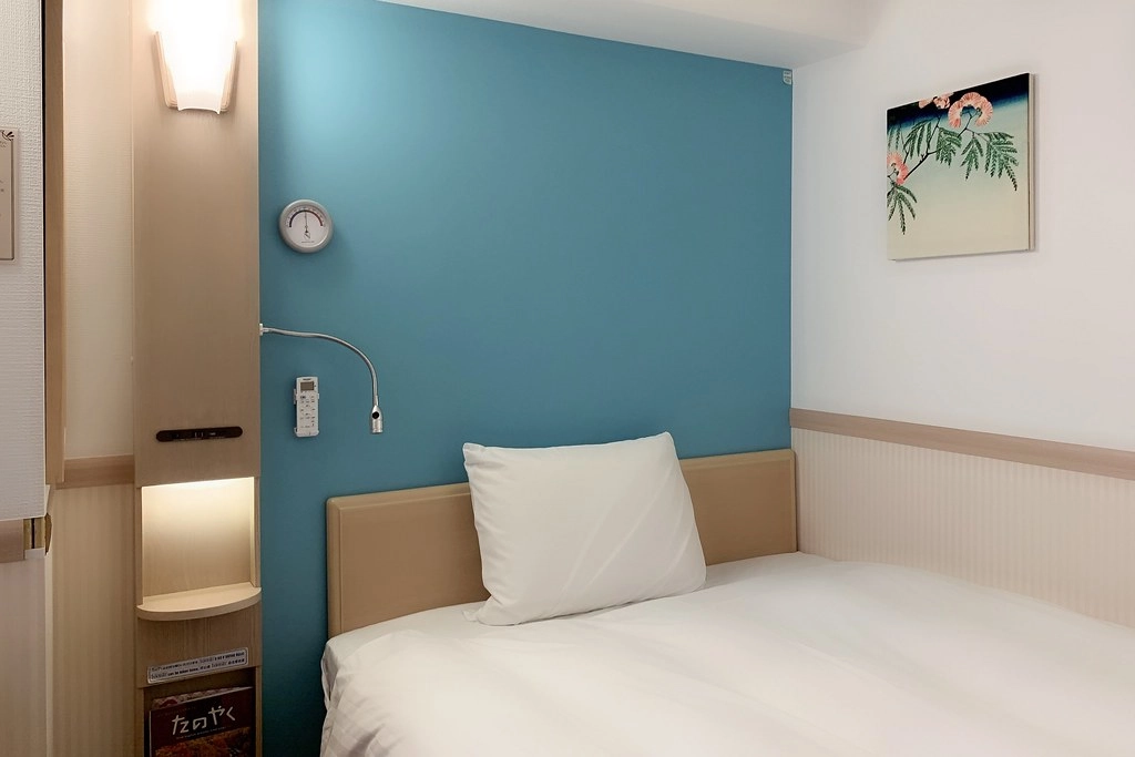 日本東京｜東橫INN新宿御苑前站3號出口．新宿御苑前站3號出口步行3分鐘，附近Lawson、7-11和全家便利商店 @飛天璇的口袋