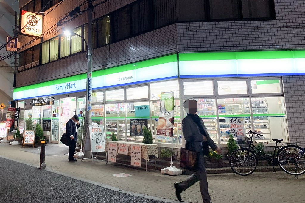 日本東京｜東橫INN新宿御苑前站3號出口．新宿御苑前站3號出口步行3分鐘，附近Lawson、7-11和全家便利商店 @飛天璇的口袋