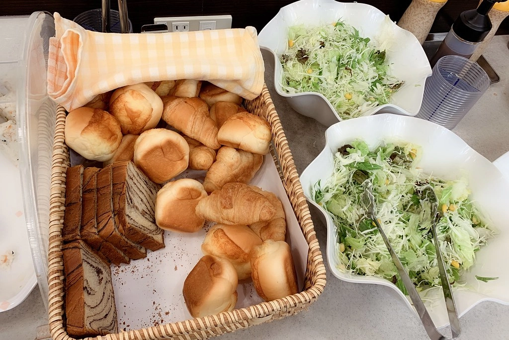 日本東京｜東橫INN新宿御苑前站3號出口．新宿御苑前站3號出口步行3分鐘，附近Lawson、7-11和全家便利商店 @飛天璇的口袋