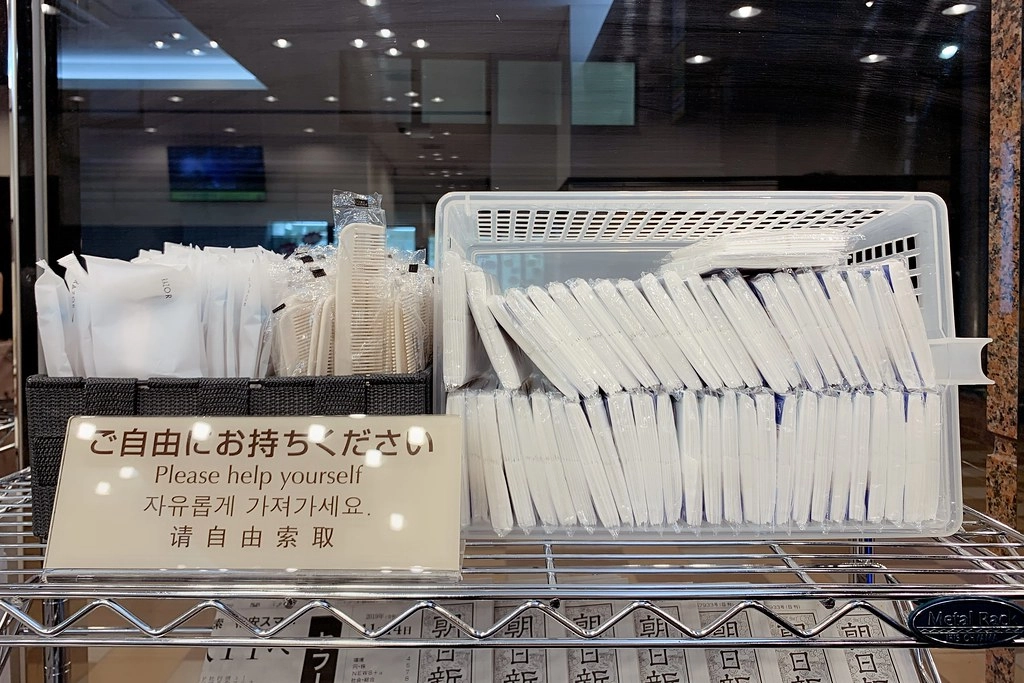 日本東京｜東橫INN新宿御苑前站3號出口．新宿御苑前站3號出口步行3分鐘，附近Lawson、7-11和全家便利商店 @飛天璇的口袋