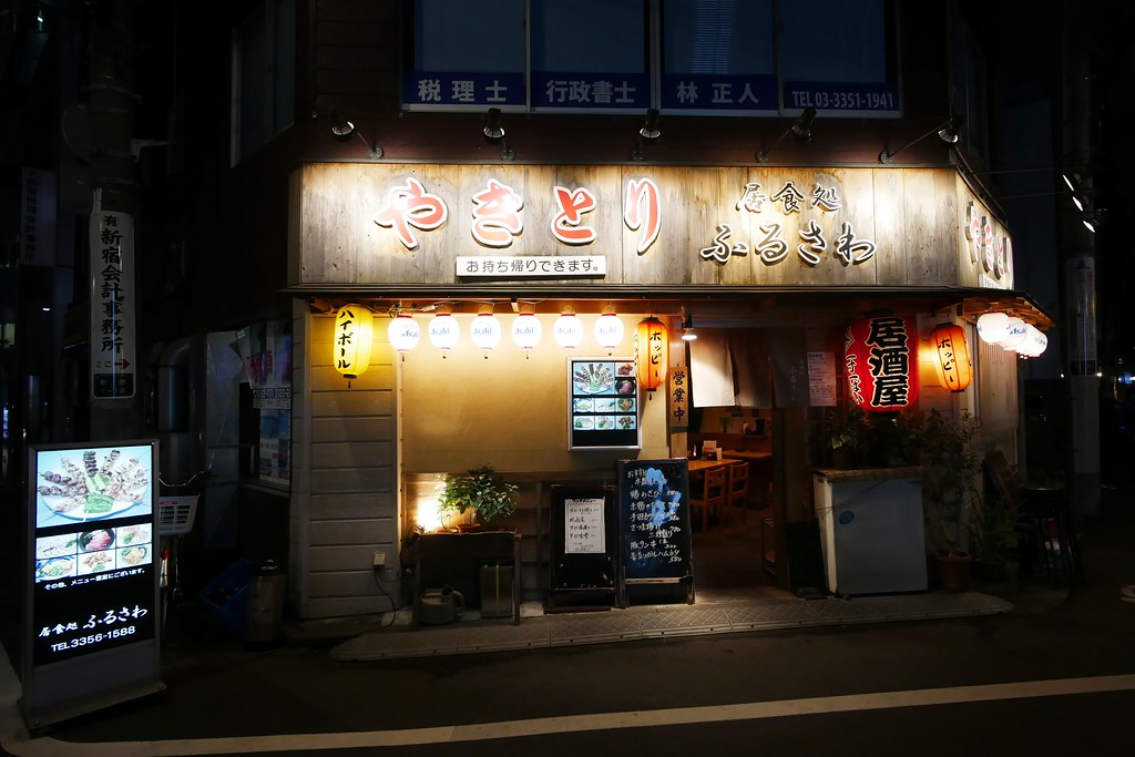 日本東京｜東橫INN新宿御苑前站3號出口．新宿御苑前站3號出口步行3分鐘，附近Lawson、7-11和全家便利商店 @飛天璇的口袋