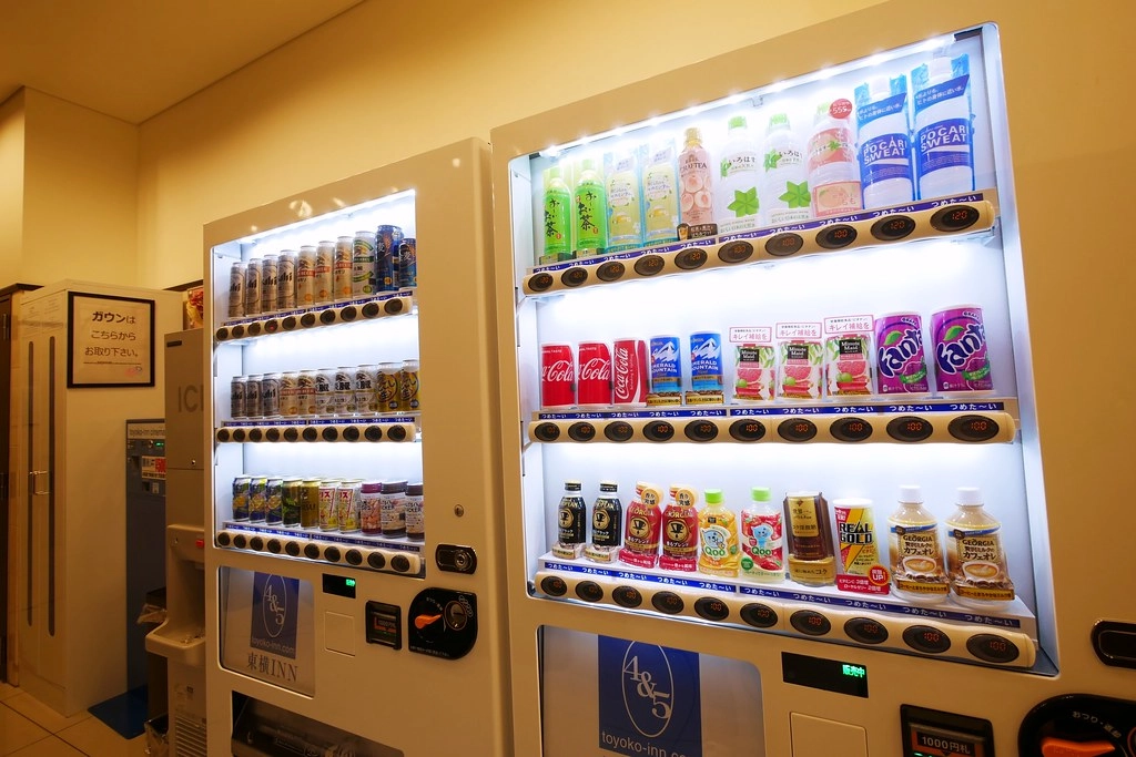 日本東京｜東橫INN新宿御苑前站3號出口．新宿御苑前站3號出口步行3分鐘，附近Lawson、7-11和全家便利商店 @飛天璇的口袋