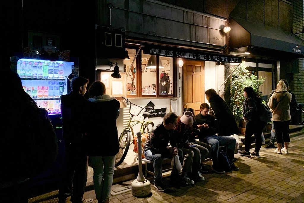 日本東京｜東橫INN新宿御苑前站3號出口．新宿御苑前站3號出口步行3分鐘，附近Lawson、7-11和全家便利商店 @飛天璇的口袋