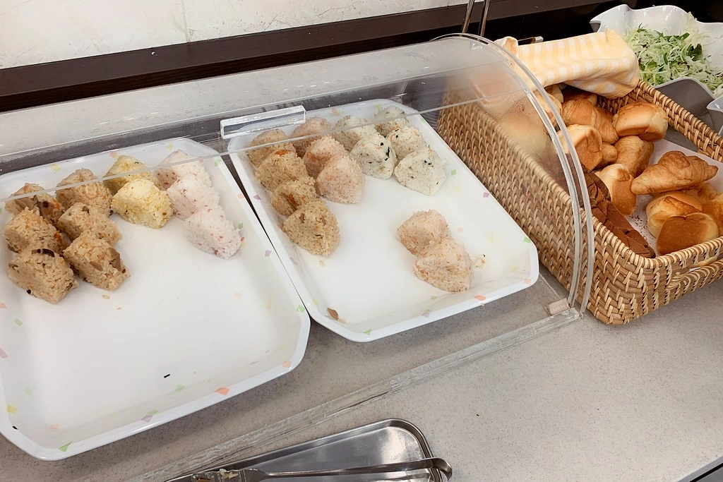 日本東京｜東橫INN新宿御苑前站3號出口．新宿御苑前站3號出口步行3分鐘，附近Lawson、7-11和全家便利商店 @飛天璇的口袋