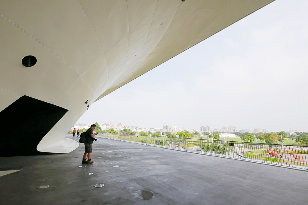 高雄鳳山｜衛武營國家藝術文化中心，全球最大單一屋頂劇院，超時尚又充滿自然風情的建築 @飛天璇的口袋