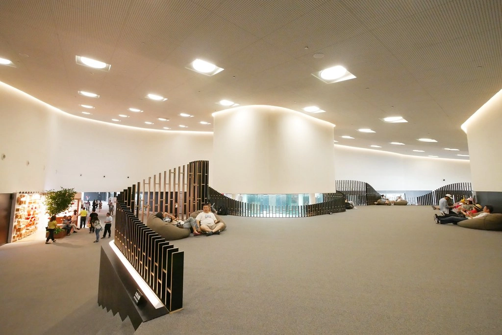 高雄鳳山｜衛武營國家藝術文化中心，全球最大單一屋頂劇院，超時尚又充滿自然風情的建築 @飛天璇的口袋