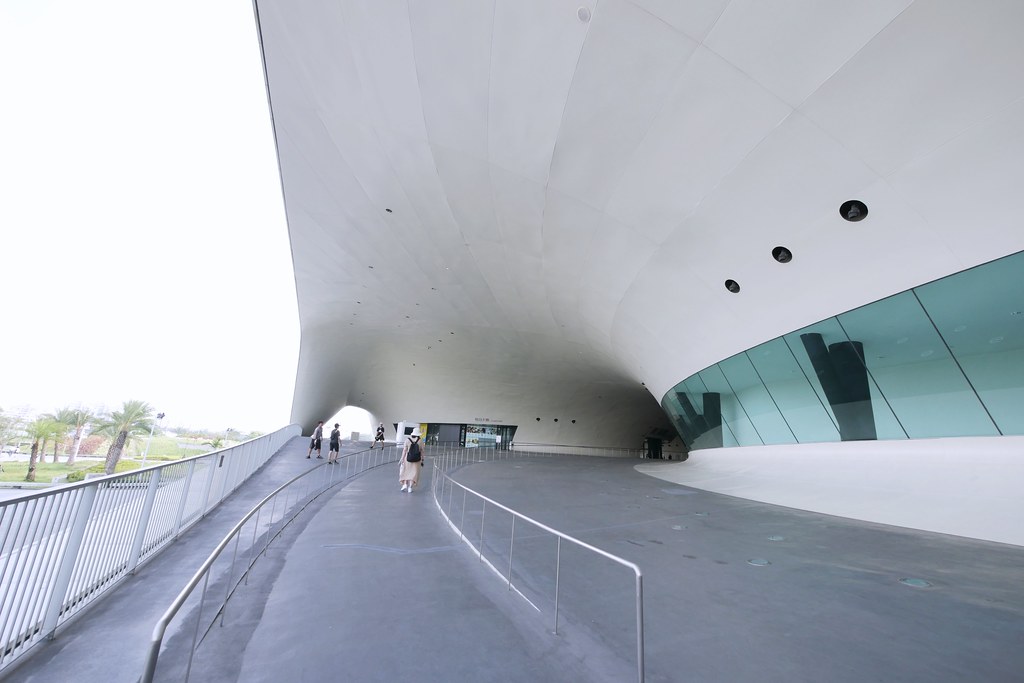 高雄鳳山｜衛武營國家藝術文化中心，全球最大單一屋頂劇院，超時尚又充滿自然風情的建築 @飛天璇的口袋