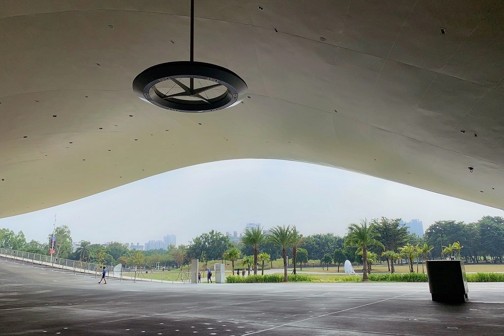 高雄鳳山｜衛武營國家藝術文化中心，全球最大單一屋頂劇院，超時尚又充滿自然風情的建築 @飛天璇的口袋