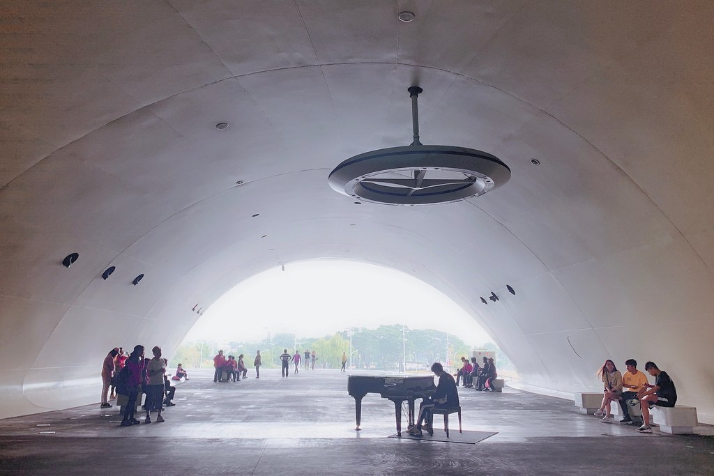 高雄鳳山｜衛武營國家藝術文化中心，全球最大單一屋頂劇院，超時尚又充滿自然風情的建築 @飛天璇的口袋