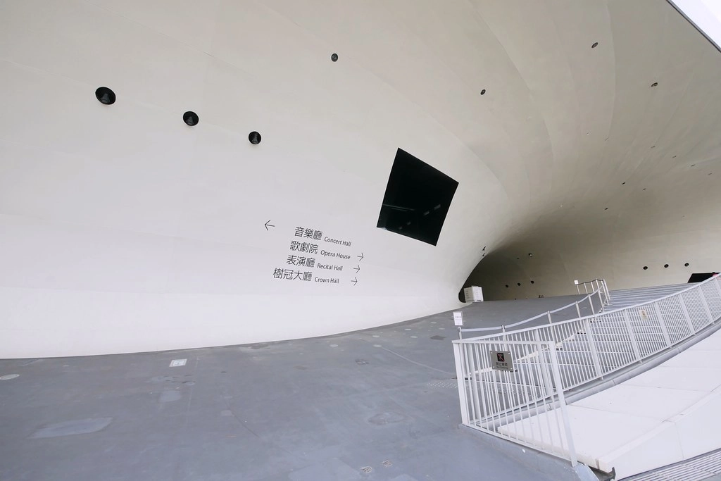 高雄鳳山｜衛武營國家藝術文化中心，全球最大單一屋頂劇院，超時尚又充滿自然風情的建築 @飛天璇的口袋