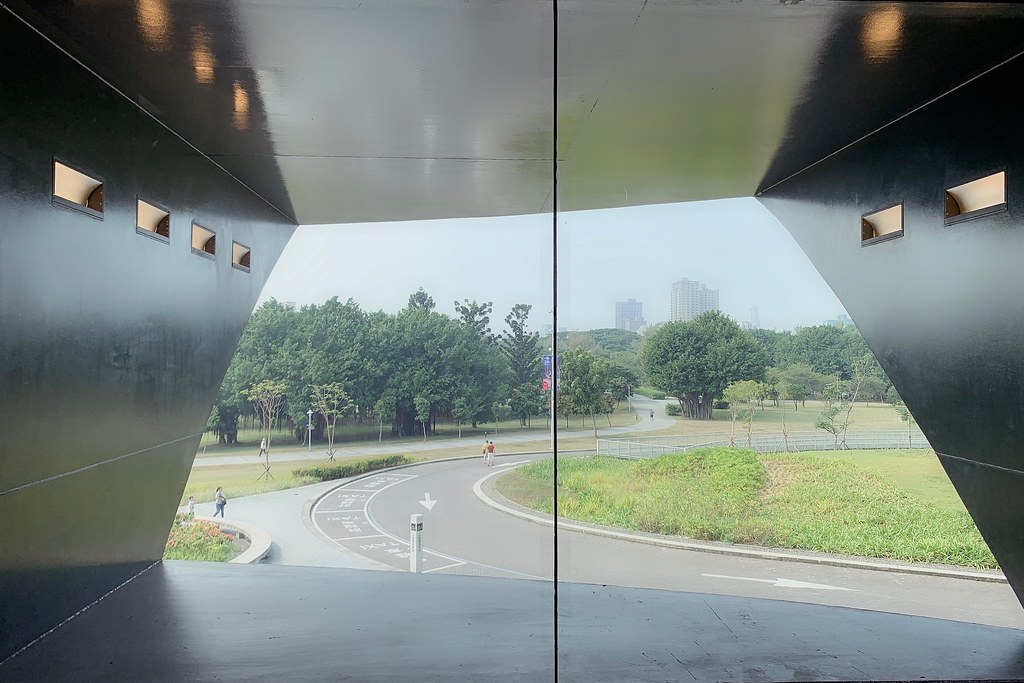 高雄鳳山｜衛武營國家藝術文化中心，全球最大單一屋頂劇院，超時尚又充滿自然風情的建築 @飛天璇的口袋