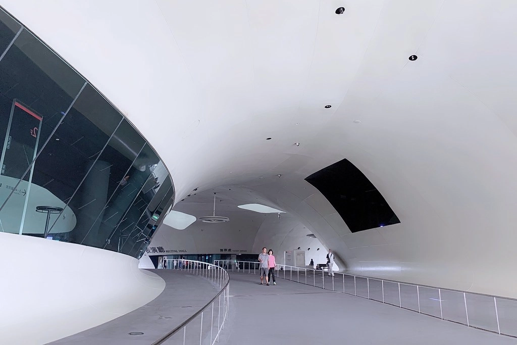 高雄鳳山｜衛武營國家藝術文化中心，全球最大單一屋頂劇院，超時尚又充滿自然風情的建築 @飛天璇的口袋