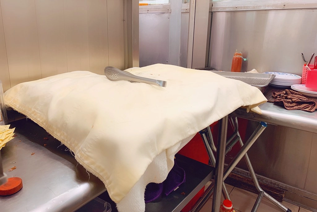 台北萬華｜張記韭菜水煎包，平凡卻不平凡的韭菜水煎包，西門町小吃美食推薦 @飛天璇的口袋