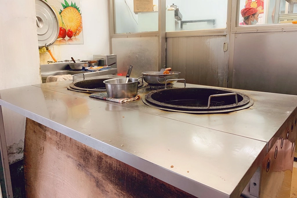 台北萬華｜張記韭菜水煎包，平凡卻不平凡的韭菜水煎包，西門町小吃美食推薦 @飛天璇的口袋