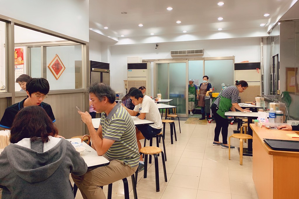 台北萬華｜張記韭菜水煎包，平凡卻不平凡的韭菜水煎包，西門町小吃美食推薦 @飛天璇的口袋